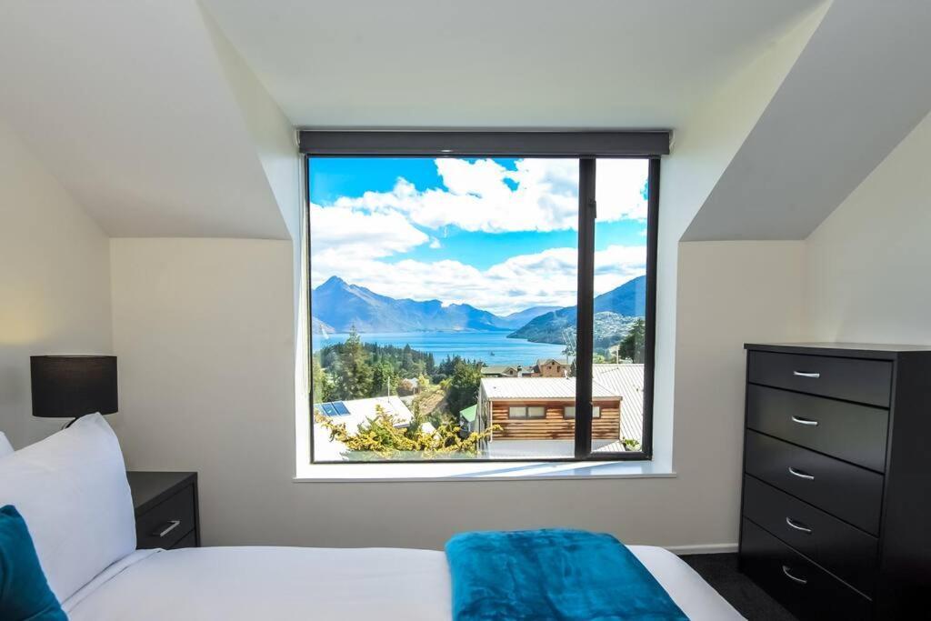 Stunning Home With Amazing Wakatipu Lake Views Queenstown Exterior foto